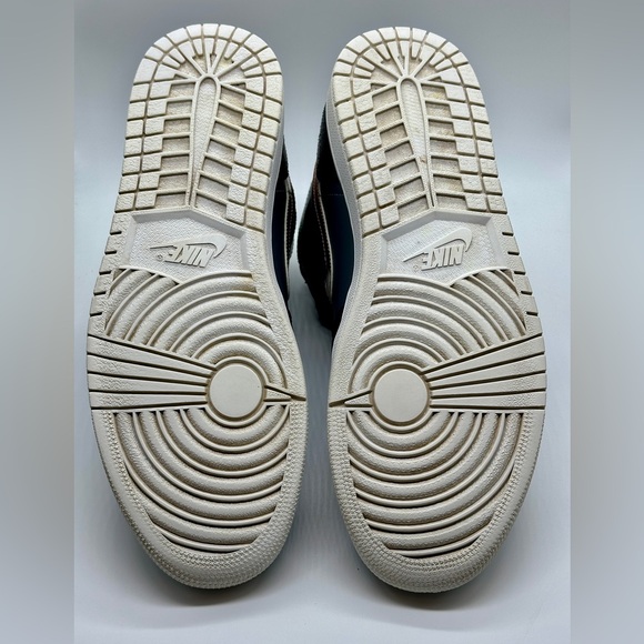 Nike Air Jordan 1 Retro High - Picture 4 of 11